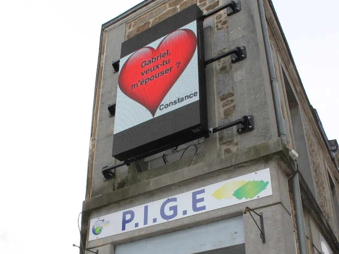 Saint Valentin Gorron panneau lumineux mariage_14 02 21_Ville de Gorron